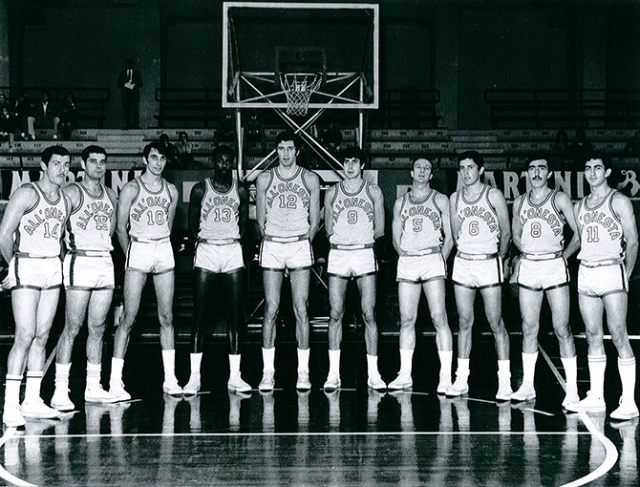 Formazione Pallacanestro All'Onest&agrave; Milano 1969/70. Da sx: De Rossi, Gennari, Bertolotti, Isaac, Bovone, Zanatta, Barlucchi, Gurioli, Formenti, Zanetti.